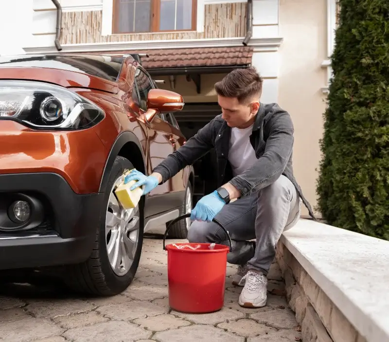 Lavage auto à domicile Avoise : professionnel intervenant sur un véhicule